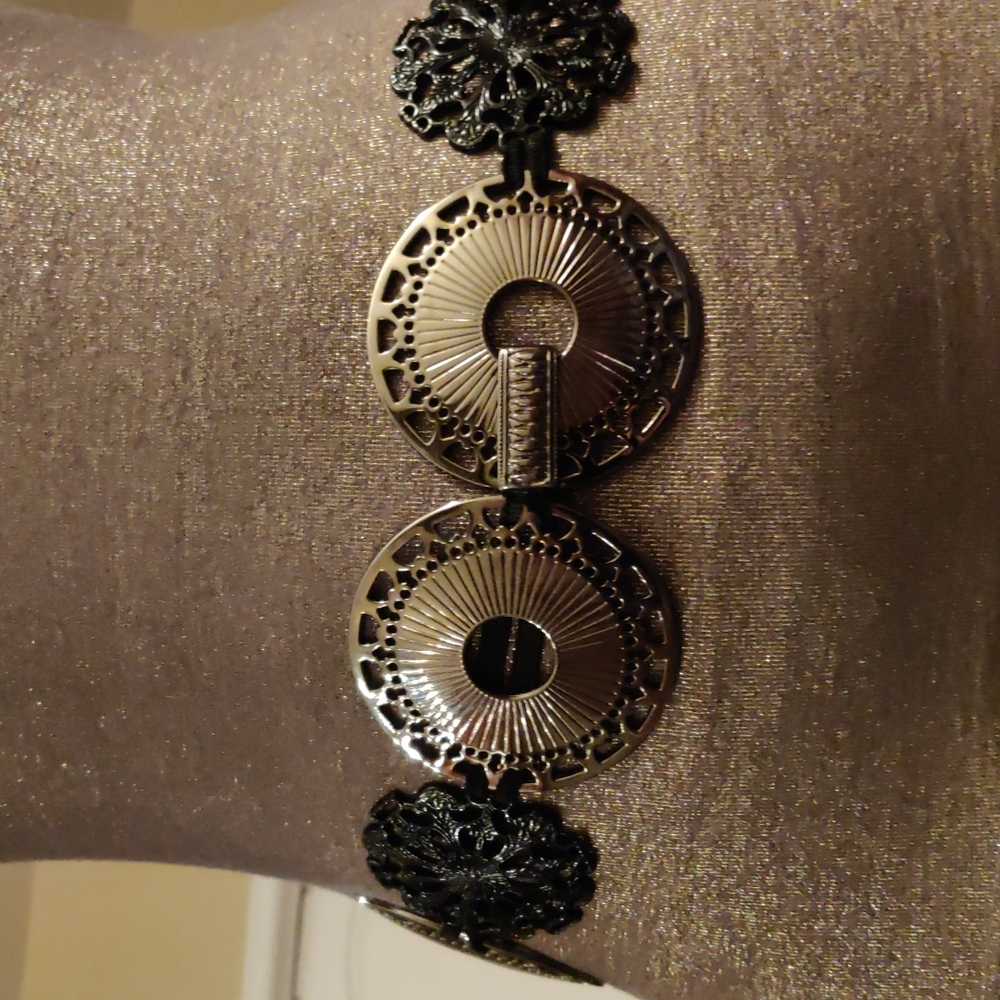 Metall and black  streachable belt. Excellent condition.